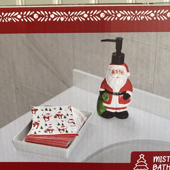 BNIB- 3 Piece Set- Ceramic Santa Soap Pump, 24 Hand Towels & Ceramic Towel Tray - Picture 11 of 16